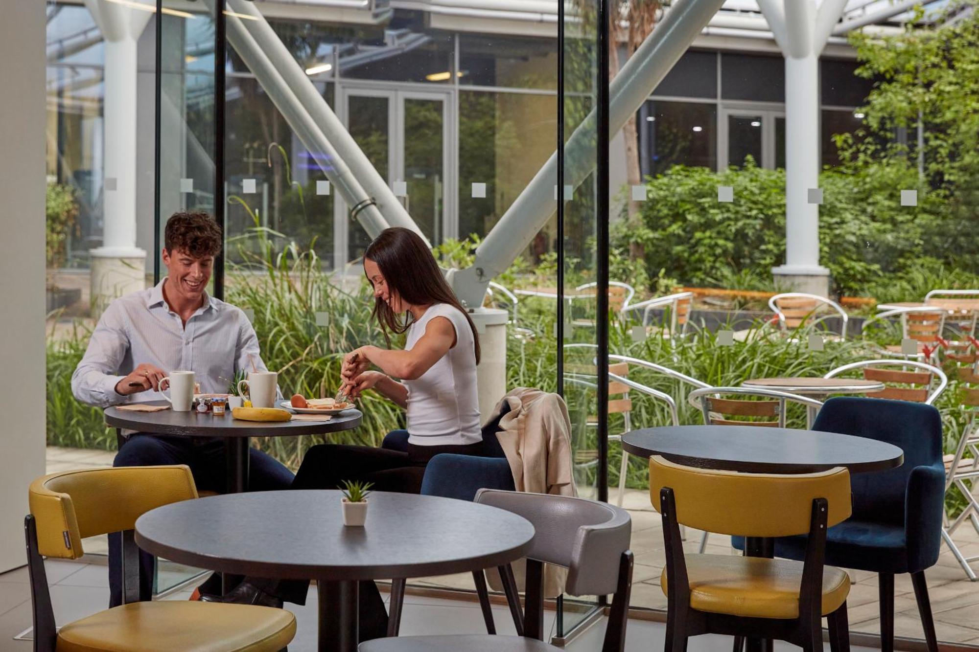 Aparthotel Adagio London Брентфорд Екстериор снимка