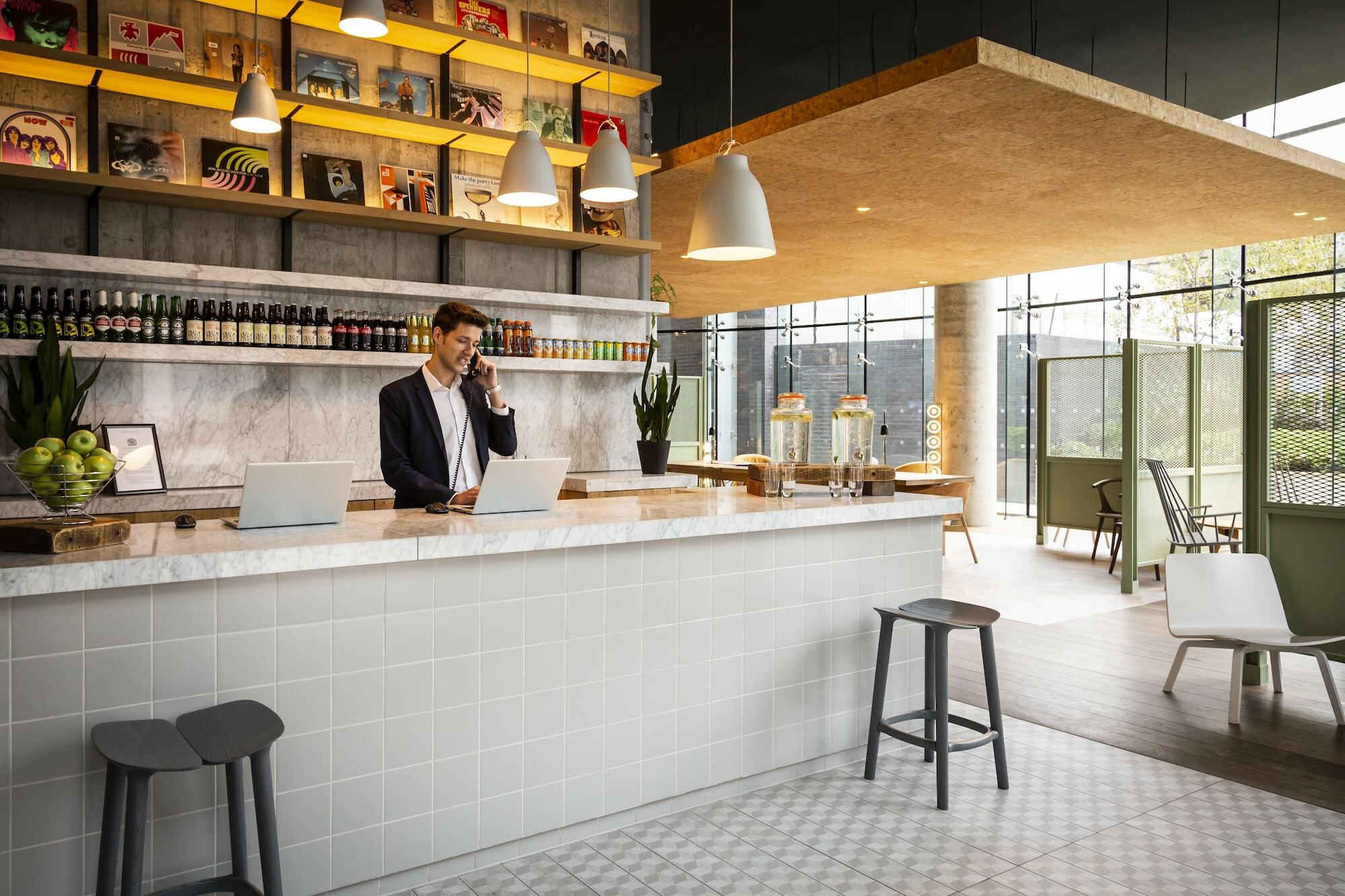 Aparthotel Adagio London Брентфорд Екстериор снимка